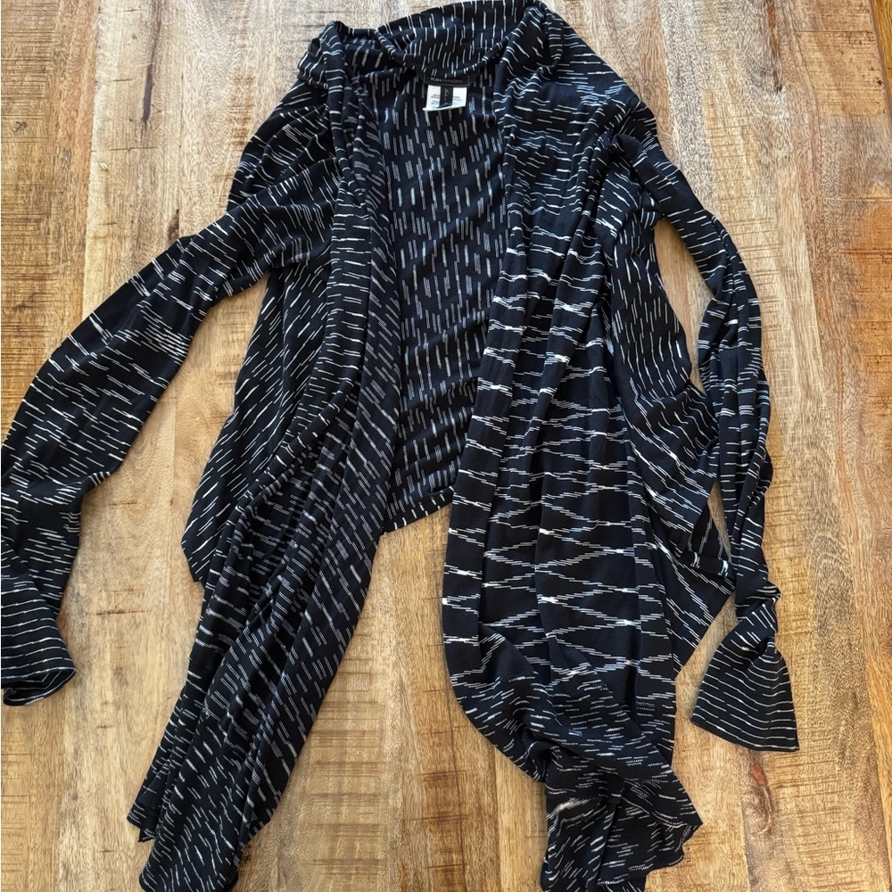 BCBG BCBGMAXAZRIABlack and white waterfall Sweater Long sleeve silk and cotton